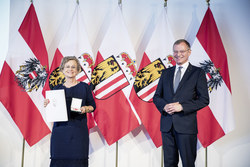 Landeshauptmann Mag. Thomas Stelzer überreicht das goldene Verdienstzeichen des Landes Oberösterreich an Frau Dr.in Gertraud Assmann.