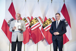 Landeshauptmann Mag. Thomas Stelzer überreicht das goldene Verdienstzeichen des Landes Oberösterreich an Dir. i.R. OSR. Eugen Brandstetter.