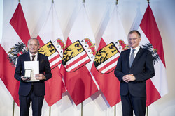 Landeshauptmann Mag. Thomas Stelzer überreicht das goldene Verdienstzeichen des Landes Oberösterreich an Kommerzialrat Friedrich Floimayr.