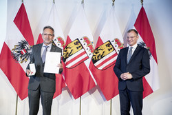 Landeshauptmann Mag. Thomas Stelzer überreicht das goldene Verdienstzeichen des Landes Oberösterreich an Ing. Otto Kalab, MSc.