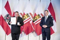 Landeshauptmann Mag. Thomas Stelzer überreicht das silberne Verdienstzeichen des Landes Oberösterreich an TOAR Ing. Josef Reischl.
