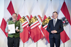 Landeshauptmann Mag. Thomas Stelzer überreicht die Verdienstmedaille des Landes Oberösterreich an Gruppeninspektor Josef Hartl.