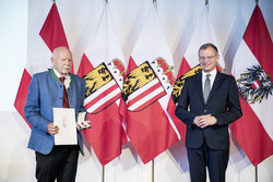 Landeshauptmann Mag. Thomas Stelzer überreicht die Verdienstmedaille des Landes Oberösterreich an DI Peter Heinrich Hochleitner.