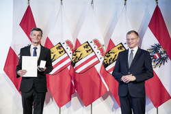 Landeshauptmann Mag. Thomas Stelzer überreicht die Verdienstmedaille des Landes Oberösterreich an Bezirksinspektor Johann Schörkhuber.