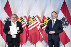 Landeshauptmann Mag. Thomas Stelzer überreicht die Verdienstmedaille des Landes Oberösterreich an Gruppeninspektor Günter Wührleitner.