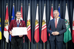 Landeshauptmann Mag. Thomas Stelzer überreicht den Primus Preis an den Musikverein Diersbach.
