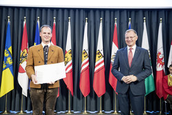 Landeshauptmann Mag. Thomas Stelzer überreicht den Primus Preis an den Musikverein Riedau.