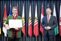 Landeshauptmann Mag. Thomas Stelzer überreicht den Con Bravura Preis an den Musikverein Allhaming