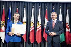 Landeshauptmann Mag. Thomas Stelzer überreicht den Con Bravura Preis an die Musikkapelle Frankenburg.