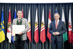 Landeshauptmann Mag. Thomas Stelzer überreicht den Con Bravura Preis an den Musikverein Geiersberg.