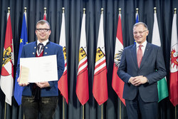 Landeshauptmann Mag. Thomas Stelzer überreicht den Con Bravura Preis an den Musikverein Hofkirchen an der Trattnach.