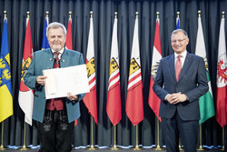 Landeshauptmann Mag. Thomas Stelzer überreicht den Con Bravura Preis an den Musikverein Pennewang.
