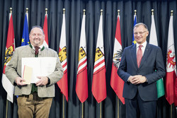 Landeshauptmann Mag. Thomas Stelzer überreicht den Con Bravura Preis an den Musikverein Pinsdorf.