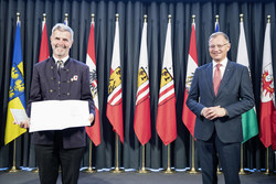 Landeshauptmann Mag. Thomas Stelzer überreicht den Con Bravura Preis an den Musikverein Sarleinsbach.