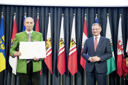 Landeshauptmann Mag. Thomas Stelzer überreicht den Con Bravura Preis an den Musikverein Seewalchen am Attersee.
