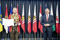 Landeshauptmann Mag. Thomas Stelzer überreicht den Hermes Preis an die Musikkapelle Schildorn.