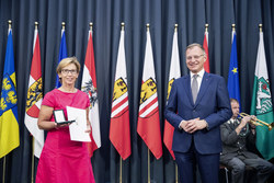 Landeshauptmann Mag. Thomas Stelzer überreicht die Verdienstmedaille des Landes Oberösterreich an Frau Christine Feldbacher.