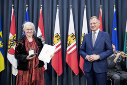 Landeshauptmann Mag. Thomas Stelzer überreicht die Verdienstmedaille des Landes Oberösterreich an Frau Silvia Purkhauser.