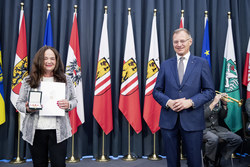 Landeshauptmann Mag. Thomas Stelzer überreicht die Verdienstmedaille des Landes Oberösterreich an Frau Elisabeth Pühringer.