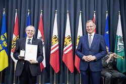 Landeshauptmann Mag. Thomas Stelzer überreicht die Verdienstmedaille des Landes Oberösterreich an Herrn Dr. Johann Berger.