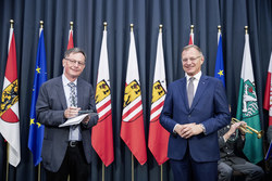 Landeshauptmann Mag. Thomas Stelzer überreicht die Verdienstmedaille des Landes Oberösterreich an Herrn Präs. a.D. Dr. Hans-Peter Kirchgatterer.