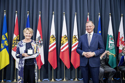 Landeshauptmann Mag. Thomas Stelzer überreicht die Verdienstmedaille des Landes Oberösterreich an Frau Angela Parzer.