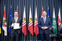 Landeshauptmann Mag. Thomas Stelzer überreicht die Verdienstmedaille des Landes Oberösterreich an Herrn Dr. Rudolf Heinrich Posawetz.