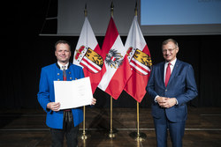 Landeshauptmann Mag. Thomas Stelzer überreicht die 3. Ehrung an den Musikverein Eberstalzell.