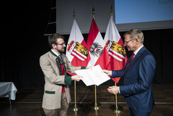Landeshauptmann Mag. Thomas Stelzer überreicht die 6. Ehrung an den Musikverein Sipbachzell.