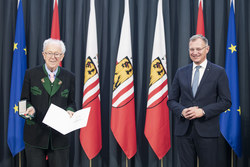 Landeshauptmann Mag. Thomas Stelzer überreicht die goldene Kulturmedaille des Landes Oberösterreich an Konsulent Adolf Öhler.