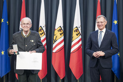 Landeshauptmann Mag. Thomas Stelzer überreicht die goldene Kulturmedaille des Landes Oberösterreich an Josef Sommer.