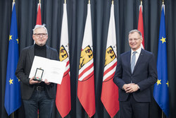 Landeshauptmann Mag. Thomas Stelzer überreicht die silberne Kulturmedaille des Landes Oberösterreich an Johann Oblinger, BEd.