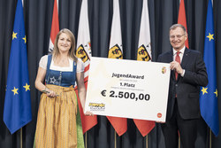 Landeshauptmann Mag. Thomas Stelzer verleiht den 1. Platz des JugendAwards 2020 der Kategorie Vereine an die Landjugend Oberösterreich für das Projekt Landjugend - Gemeinsam Zukunft bauen.