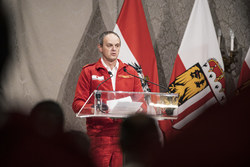 Landeshauptmann Mag. Thomas Stelzer überreicht Oö. Rettungsdienstmedaillen an Mitarbeiterinnen und Mitarbeiter des Österreichischen Roten Kreuzes, Landesverband Oö.