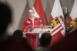 Landeshauptmann Mag. Thomas Stelzer überreicht Oö. Rettungsdienstmedaillen an Mitarbeiterinnen und Mitarbeiter des Österreichischen Roten Kreuzes, Landesverband Oö.