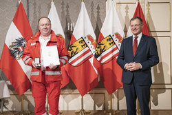 Landeshauptmann Mag. Thomas Stelzer überreicht die OÖ. Rettungs-Dienstmedaille in Bronze für 25 Jährige Tätigkeit an Hauptsanitätsmeister Karl Holzweber vom Roten Kreuz Perg.