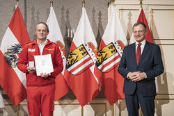 Landeshauptmann Mag. Thomas Stelzer überreicht die OÖ. Rettungs-Dienstmedaille in Bronze für 25 Jährige Tätigkeit an Bereitschaftskommandant Martin Huber vom Roten Kreuz Perg.