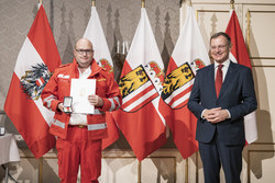 Landeshauptmann Mag. Thomas Stelzer überreicht die OÖ. Rettungs-Dienstmedaille in Bronze für 25 Jährige Tätigkeit an Kolonnenkommandant Frank Langfellner vom Roten Kreuz Eferding.