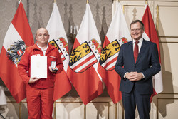 Landeshauptmann Mag. Thomas Stelzer überreicht die OÖ. Rettungs-Dienstmedaille in Bronze für 25 Jährige Tätigkeit an Abteilungskommandant Andreas Raffetseder vom Roten Kreuz Perg.