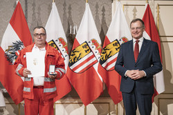 Landeshauptmann Mag. Thomas Stelzer überreicht die OÖ. Rettungs-Dienstmedaille in Bronze für 25 Jährige Tätigkeit an Haupthelfer Helmut Seebacher vom Roten Kreuz Kirchdorf.