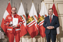 Landeshauptmann Mag. Thomas Stelzer überreicht die OÖ. Rettungs-Dienstmedaille in Bronze für 25 Jährige Tätigkeit an Haupthelfer Christoph Zeintl vom Roten Kreuz Steyr-Land.