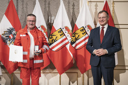 Landeshauptmann Mag. Thomas Stelzer überreicht die OÖ. Rettungs-Dienstmedaille in Bronze für 25 Jährige Tätigkeit an Haupthelfer Alfons Zöbl vom Roten Kreuz Wels.