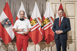 Landeshauptmann Mag. Thomas Stelzer überreicht die OÖ. Rettungs-Dienstmedaille in Silber für 40 Jährige Tätigkeit an Hauptsanitätsmeister Alfons Hofbauer vom Roten Kreuz Linz-Land.