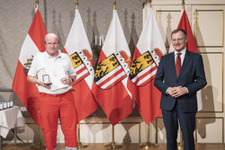 Landeshauptmann Mag. Thomas Stelzer überreicht die OÖ. Rettungs-Dienstmedaille in Silber für 40 Jährige Tätigkeit an Hauptsanitätsmeister Josef Kapplmüller vom Roten Kreuz Perg.