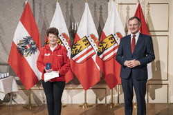 Landeshauptmann Mag. Thomas Stelzer überreicht die OÖ. Rettungs-Dienstmedaille in Silber für 40 Jährige Tätigkeit an Haupthelferin Ingeborg Klanner vom Roten Kreuz Perg.