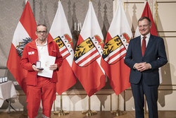 Landeshauptmann Mag. Thomas Stelzer überreicht die OÖ. Rettungs-Dienstmedaille in Silber für 40 Jährige Tätigkeit an Hauptzugsführer Josef Köck vom Roten Kreuz Perg.