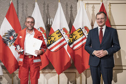 Landeshauptmann Mag. Thomas Stelzer überreicht die OÖ. Rettungs-Dienstmedaille in Silber für 40 Jährige Tätigkeit an Haupthelfer Karl Reindl vom Roten Kreuz Perg.