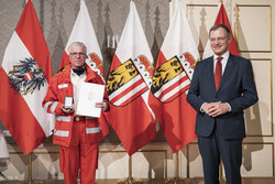 Landeshauptmann Mag. Thomas Stelzer überreicht die OÖ. Rettungs-Dienstmedaille in Silber für 40 Jährige Tätigkeit an Haupthelfer Hannes Schoiswohl vom Roten Kreuz Kirchdorf.