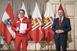Landeshauptmann Mag. Thomas Stelzer überreicht die OÖ. Rettungs-Dienstmedaille in Bronze für 25 Jährige Tätigkeit an Hauptzugsführer Thomas Aigner vom Roten Kreuz Perg.