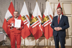 Landeshauptmann Mag. Thomas Stelzer überreicht die OÖ. Rettungs-Dienstmedaille in Bronze für 25 Jährige Tätigkeit an Haupthelfer Helmut Gassner vom Roten Kreuz Perg.